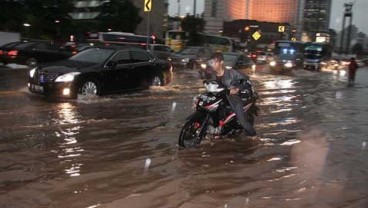 Ruas Jalan Dari Mal Pejaten Philips Tergenang Air